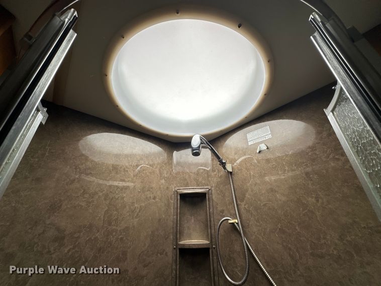 image for item EJ4387 2007 Fleetwood Discovery  RV