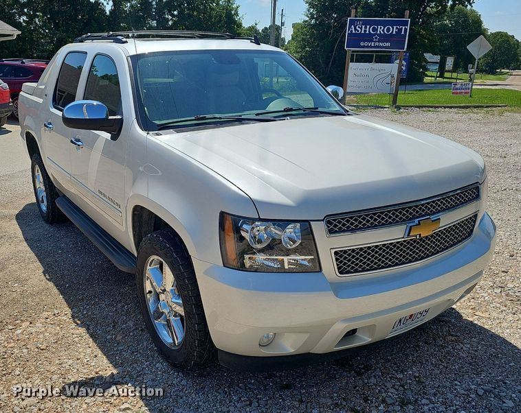 image for item EJ5690 2012 Chevrolet  Avalanche  Crew Cab pickup truck