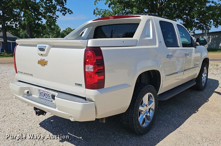 image for item EJ5690 2012 Chevrolet  Avalanche  Crew Cab pickup truck