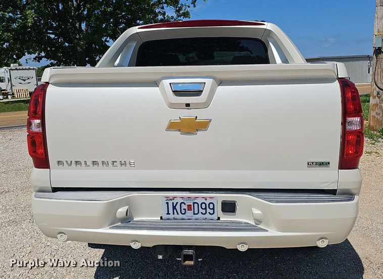image for item EJ5690 2012 Chevrolet  Avalanche  Crew Cab pickup truck
