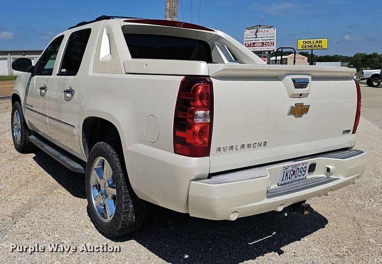 image for item EJ5690 2012 Chevrolet  Avalanche  Crew Cab pickup truck