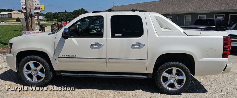 image for item EJ5690 2012 Chevrolet  Avalanche  Crew Cab pickup truck