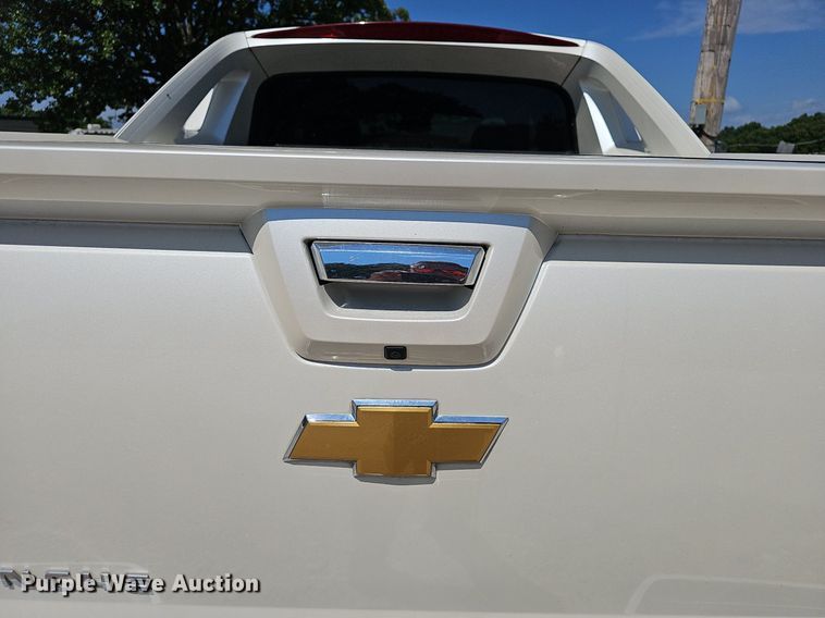 image for item EJ5690 2012 Chevrolet  Avalanche  Crew Cab pickup truck
