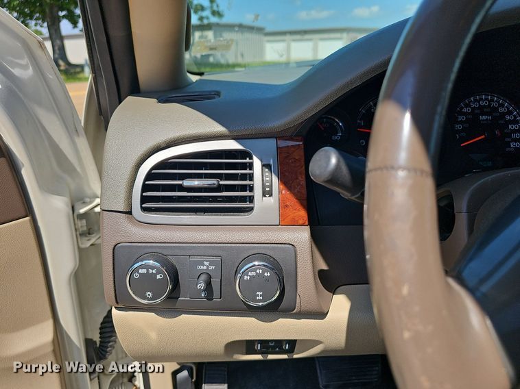 image for item EJ5690 2012 Chevrolet  Avalanche  Crew Cab pickup truck