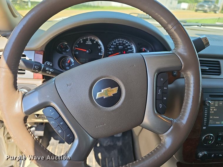 image for item EJ5690 2012 Chevrolet  Avalanche  Crew Cab pickup truck