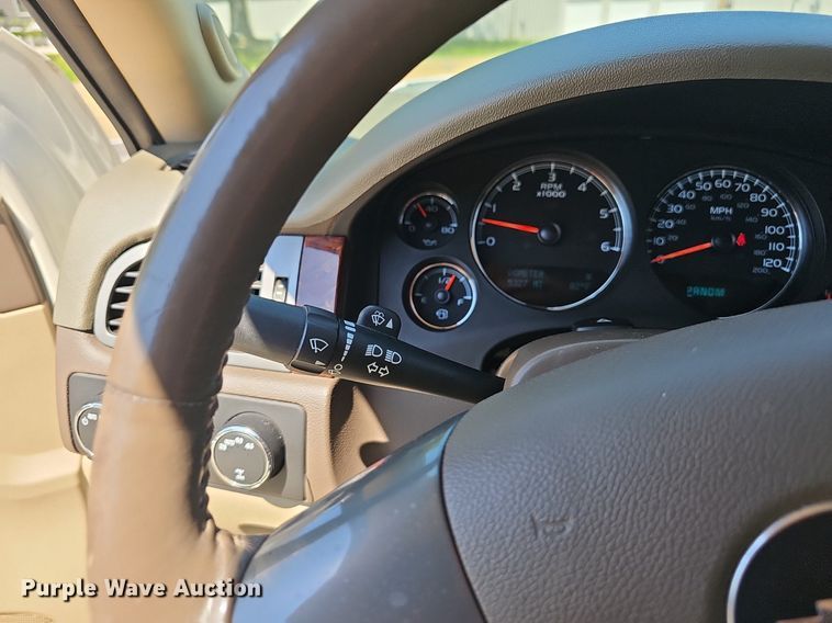 image for item EJ5690 2012 Chevrolet  Avalanche  Crew Cab pickup truck