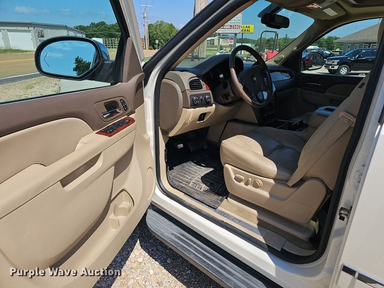 image for item EJ5690 2012 Chevrolet  Avalanche  Crew Cab pickup truck