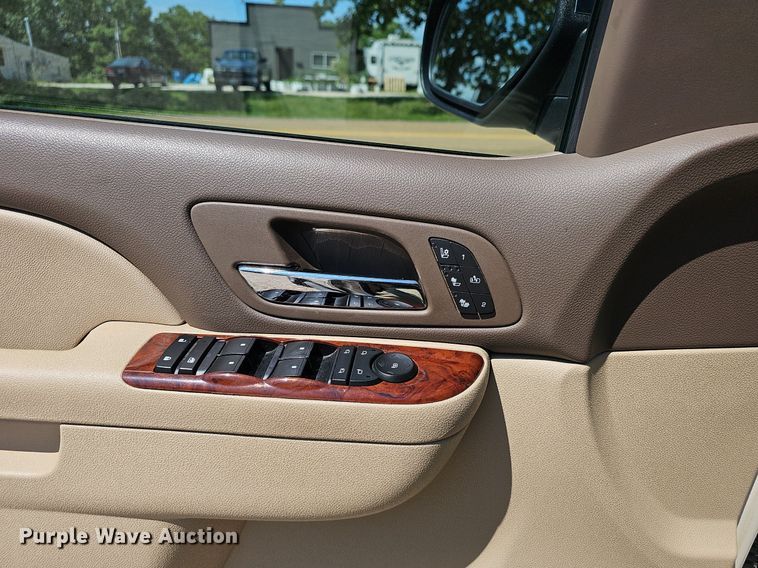 image for item EJ5690 2012 Chevrolet  Avalanche  Crew Cab pickup truck