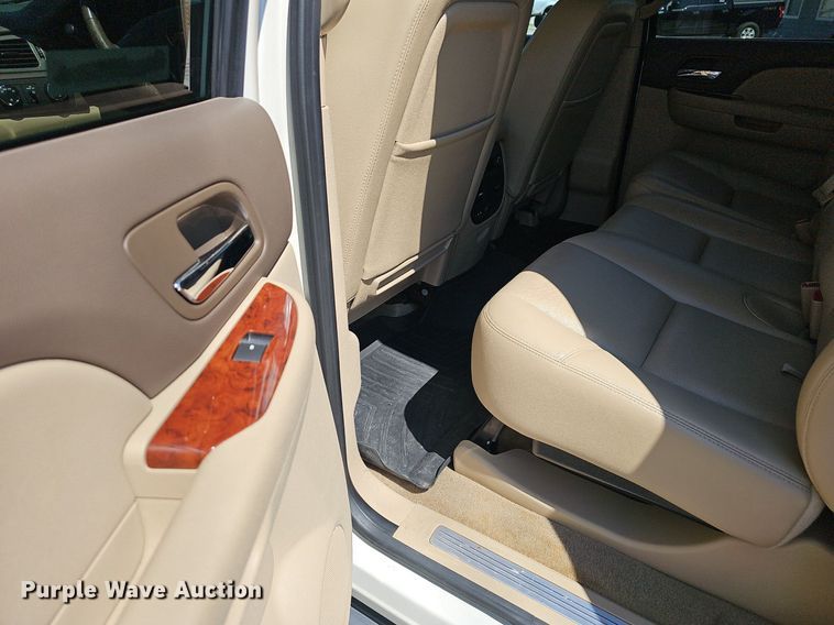 image for item EJ5690 2012 Chevrolet  Avalanche  Crew Cab pickup truck