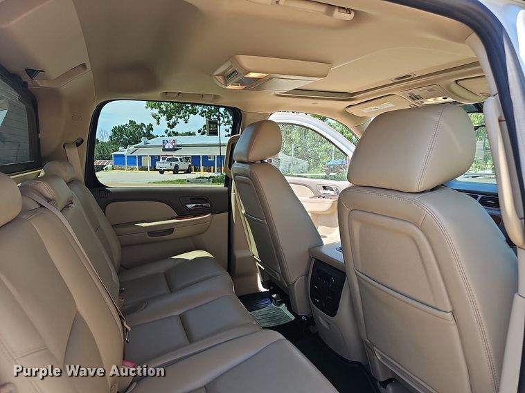 image for item EJ5690 2012 Chevrolet  Avalanche  Crew Cab pickup truck