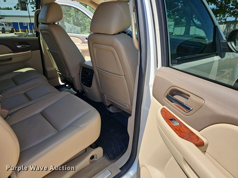 image for item EJ5690 2012 Chevrolet  Avalanche  Crew Cab pickup truck