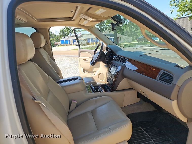 image for item EJ5690 2012 Chevrolet  Avalanche  Crew Cab pickup truck