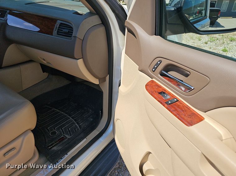 image for item EJ5690 2012 Chevrolet  Avalanche  Crew Cab pickup truck