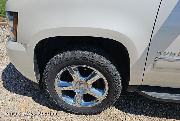 image for item EJ5690 2012 Chevrolet  Avalanche  Crew Cab pickup truck