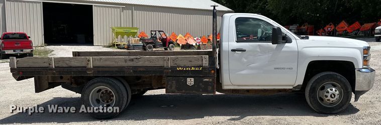 image for item EJ6960 2017 Chevrolet Silverado 3500HD flatbed pickup truck