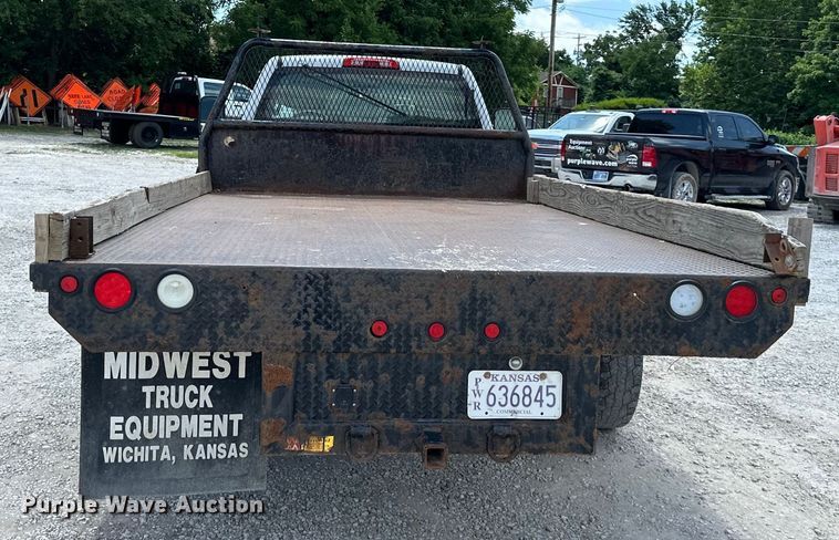 image for item EJ6960 2017 Chevrolet Silverado 3500HD flatbed pickup truck