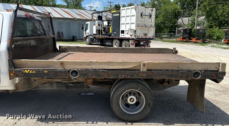 image for item EJ6960 2017 Chevrolet Silverado 3500HD flatbed pickup truck