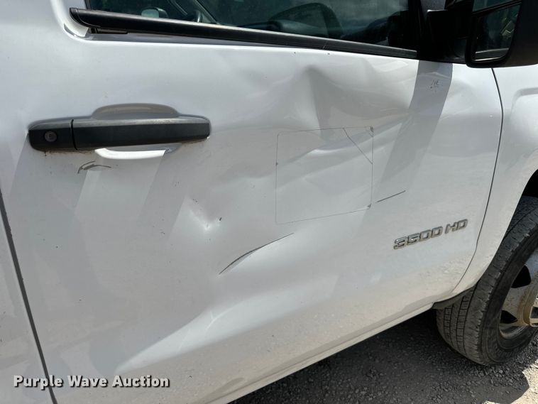 image for item EJ6960 2017 Chevrolet Silverado 3500HD flatbed pickup truck