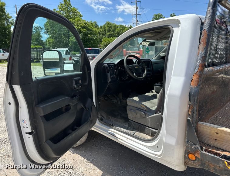 image for item EJ6960 2017 Chevrolet Silverado 3500HD flatbed pickup truck