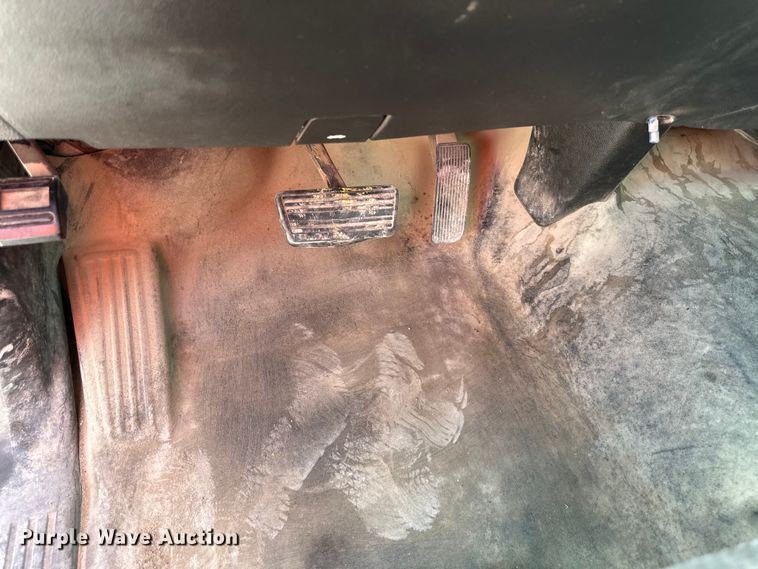 image for item EJ6960 2017 Chevrolet Silverado 3500HD flatbed pickup truck