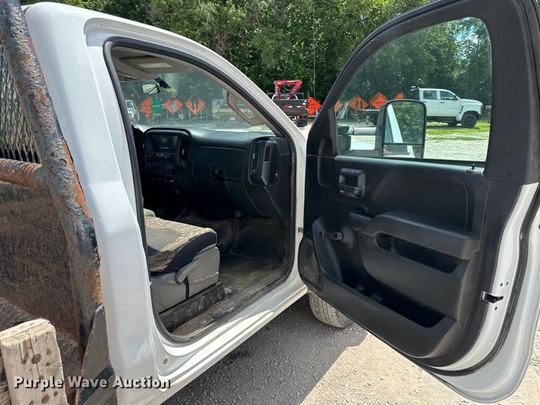 image for item EJ6960 2017 Chevrolet Silverado 3500HD flatbed pickup truck