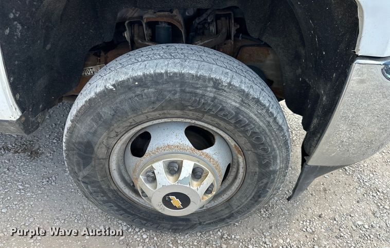 image for item EJ6960 2017 Chevrolet Silverado 3500HD flatbed pickup truck