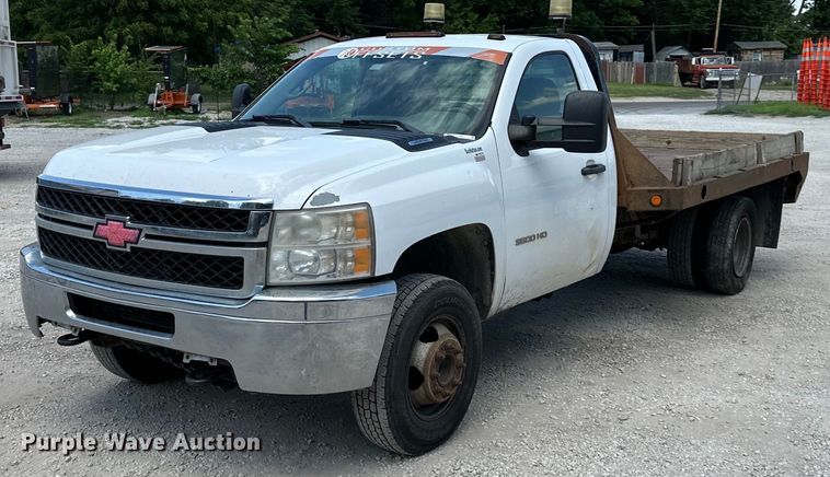 image for item EJ6961 2011 Chevrolet  Silverado 3500HD flatbed pickup truck
