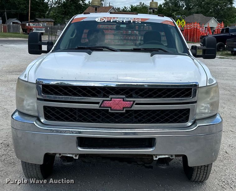 image for item EJ6961 2011 Chevrolet  Silverado 3500HD flatbed pickup truck