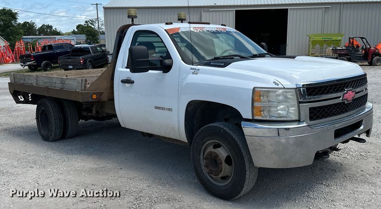 image for item EJ6961 2011 Chevrolet  Silverado 3500HD flatbed pickup truck
