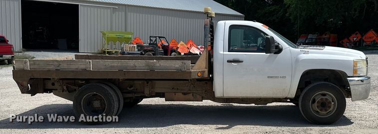 image for item EJ6961 2011 Chevrolet  Silverado 3500HD flatbed pickup truck