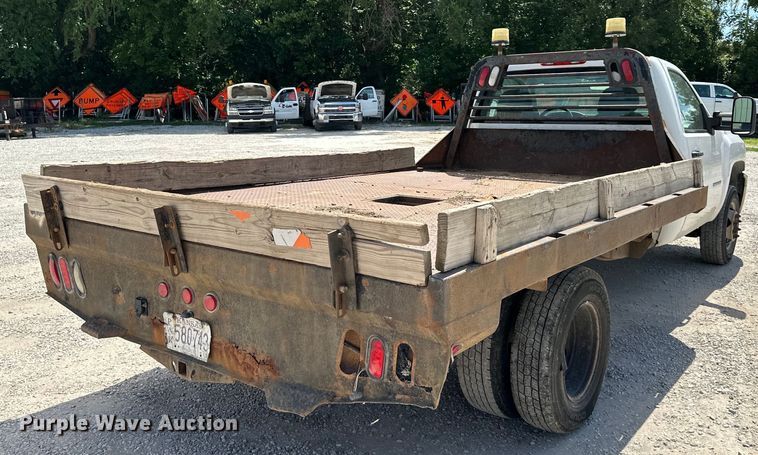 image for item EJ6961 2011 Chevrolet  Silverado 3500HD flatbed pickup truck