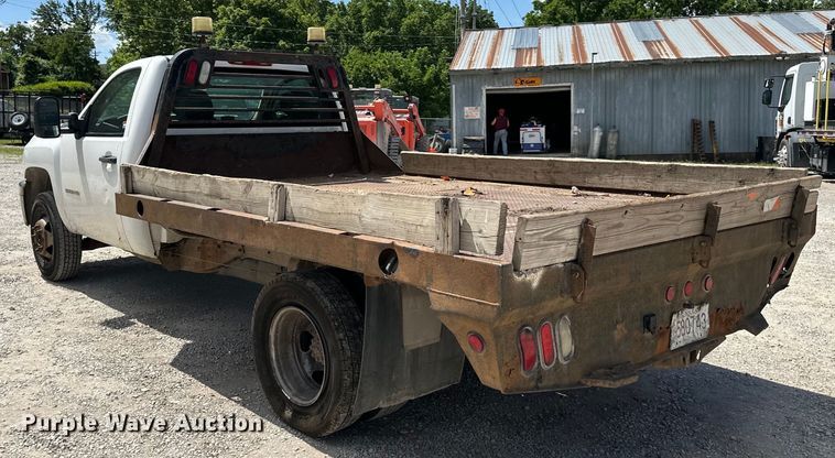 image for item EJ6961 2011 Chevrolet  Silverado 3500HD flatbed pickup truck