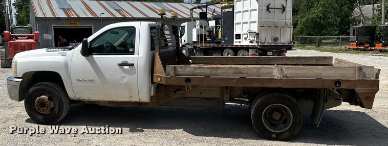 image for item EJ6961 2011 Chevrolet  Silverado 3500HD flatbed pickup truck