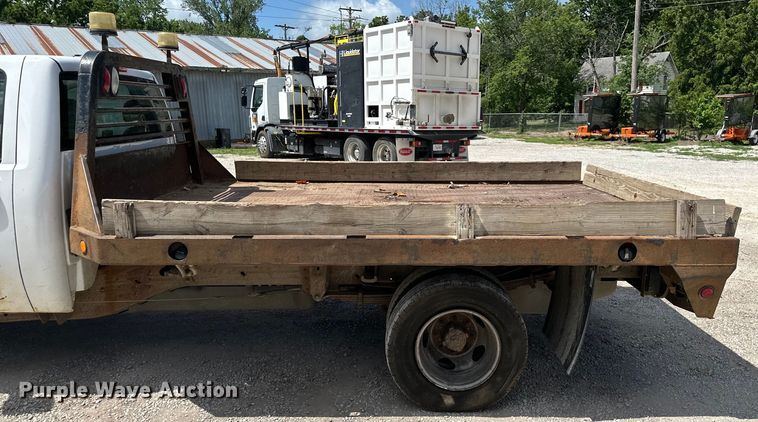 image for item EJ6961 2011 Chevrolet  Silverado 3500HD flatbed pickup truck