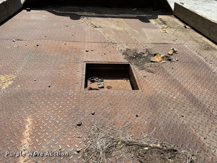 image for item EJ6961 2011 Chevrolet  Silverado 3500HD flatbed pickup truck