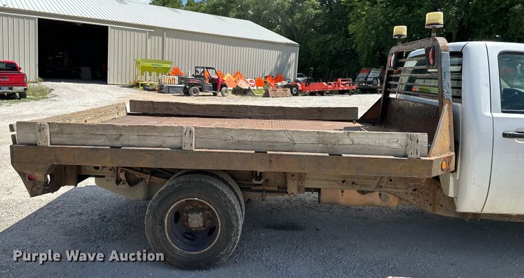 image for item EJ6961 2011 Chevrolet  Silverado 3500HD flatbed pickup truck