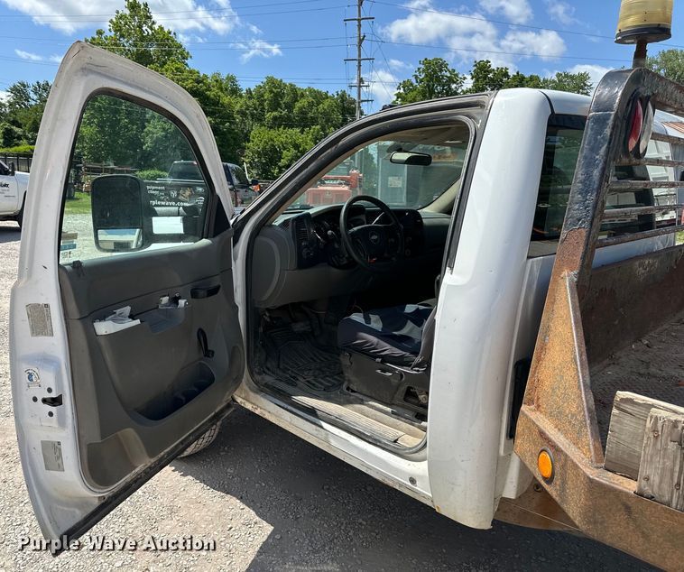 image for item EJ6961 2011 Chevrolet  Silverado 3500HD flatbed pickup truck