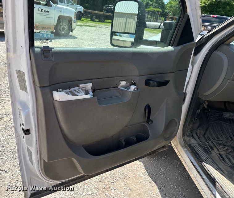 image for item EJ6961 2011 Chevrolet  Silverado 3500HD flatbed pickup truck