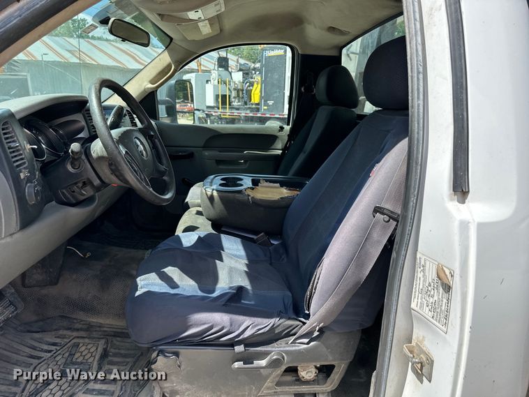 image for item EJ6961 2011 Chevrolet  Silverado 3500HD flatbed pickup truck