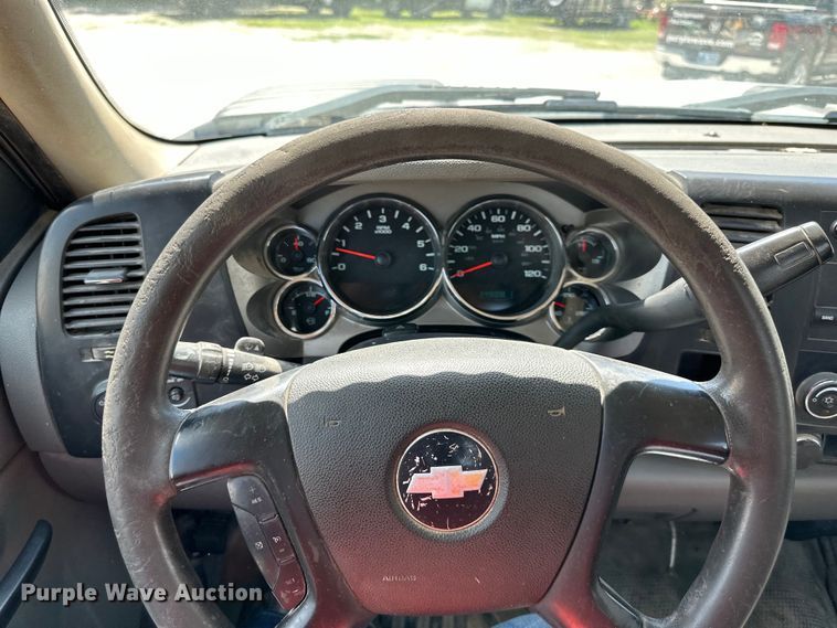 image for item EJ6961 2011 Chevrolet  Silverado 3500HD flatbed pickup truck