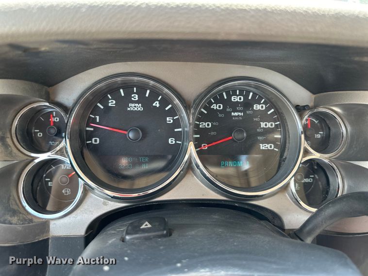 image for item EJ6961 2011 Chevrolet  Silverado 3500HD flatbed pickup truck