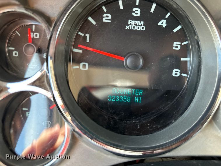 image for item EJ6961 2011 Chevrolet  Silverado 3500HD flatbed pickup truck