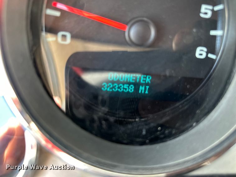 image for item EJ6961 2011 Chevrolet  Silverado 3500HD flatbed pickup truck