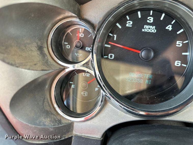 image for item EJ6961 2011 Chevrolet  Silverado 3500HD flatbed pickup truck