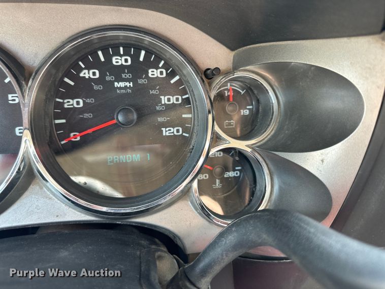 image for item EJ6961 2011 Chevrolet  Silverado 3500HD flatbed pickup truck