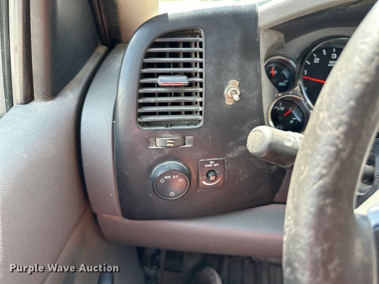 image for item EJ6961 2011 Chevrolet  Silverado 3500HD flatbed pickup truck