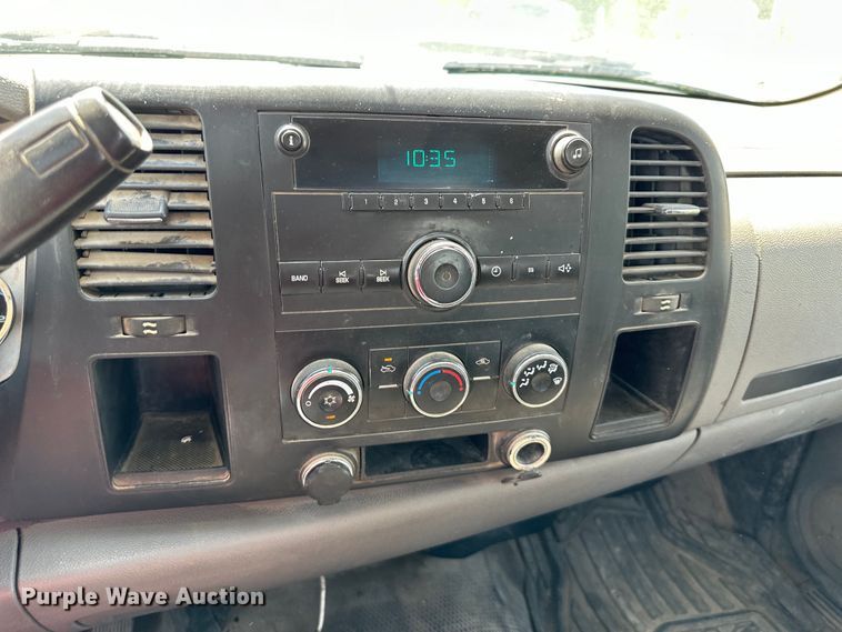 image for item EJ6961 2011 Chevrolet  Silverado 3500HD flatbed pickup truck