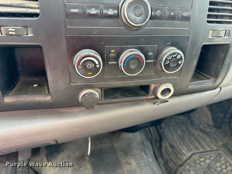 image for item EJ6961 2011 Chevrolet  Silverado 3500HD flatbed pickup truck