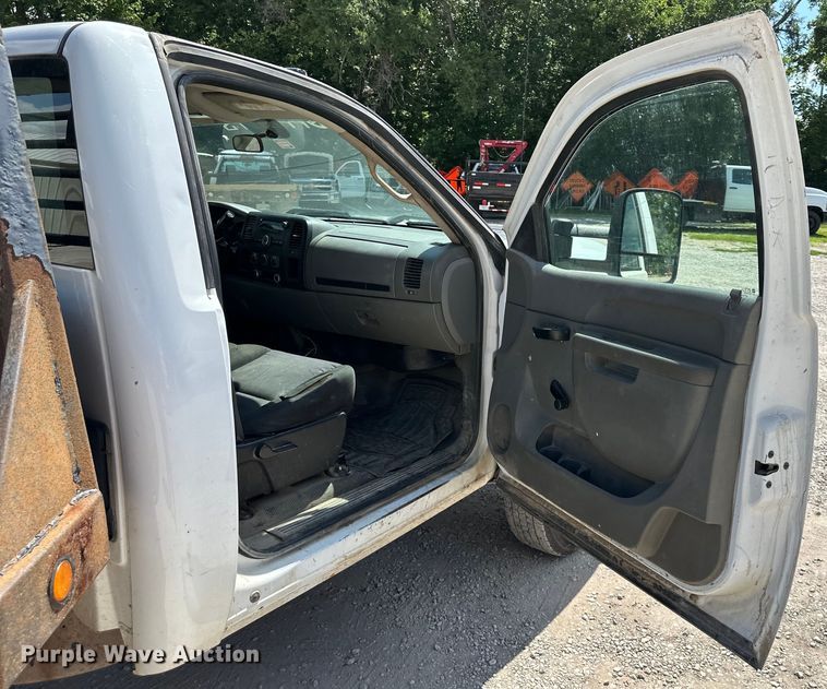 image for item EJ6961 2011 Chevrolet  Silverado 3500HD flatbed pickup truck