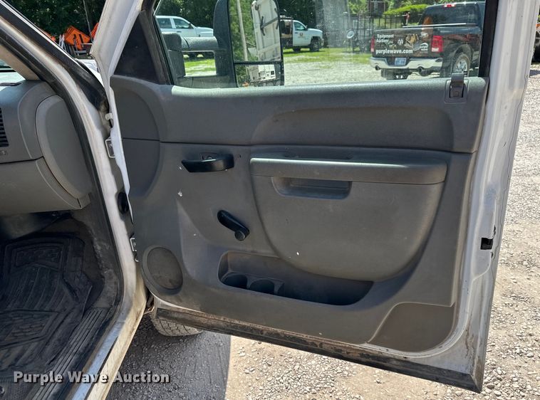 image for item EJ6961 2011 Chevrolet  Silverado 3500HD flatbed pickup truck